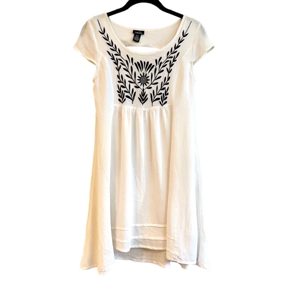 RUE 21, WHITE EMPIRE DRESS WITH BLACK EMBROIDERY. HI-LOW SKIRT. SIZE S